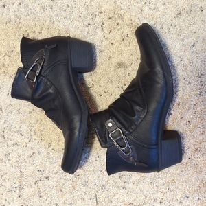 Women's Earth Origins boots. Size 10